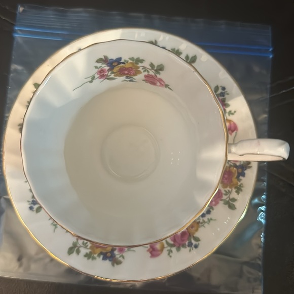Royal Sutherland Fine Bone China Cup and Saucer with Pink Roses. Clean. - Picture 3 of 6